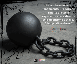 Zavorra simbolica su sfondo grigio: rappresenta il peso di una narrazione adottiva che non evolve.